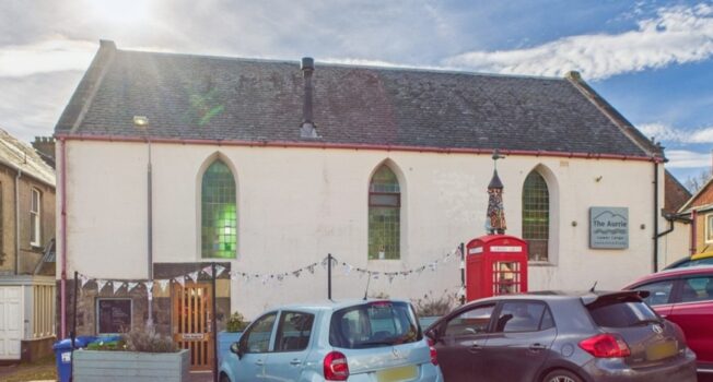 Cafe restaurant and events venue on Lower Largo beach and coast front for lease